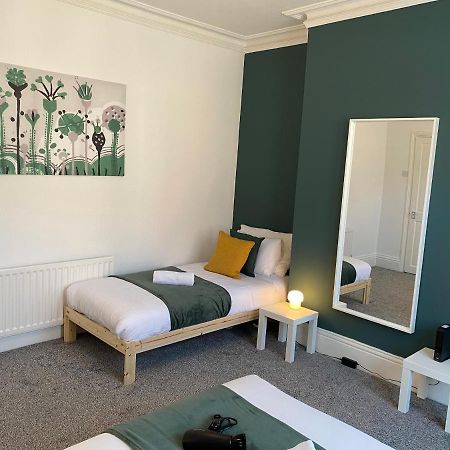 Kitchener - Wonderful 2-Bedroom Apt Sleeps 5 Free Parking Free Wifi Ґейтсгед Екстер'єр фото
