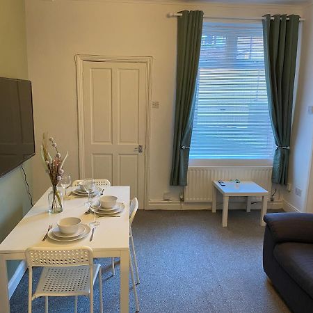 Kitchener - Wonderful 2-Bedroom Apt Sleeps 5 Free Parking Free Wifi Ґейтсгед Екстер'єр фото