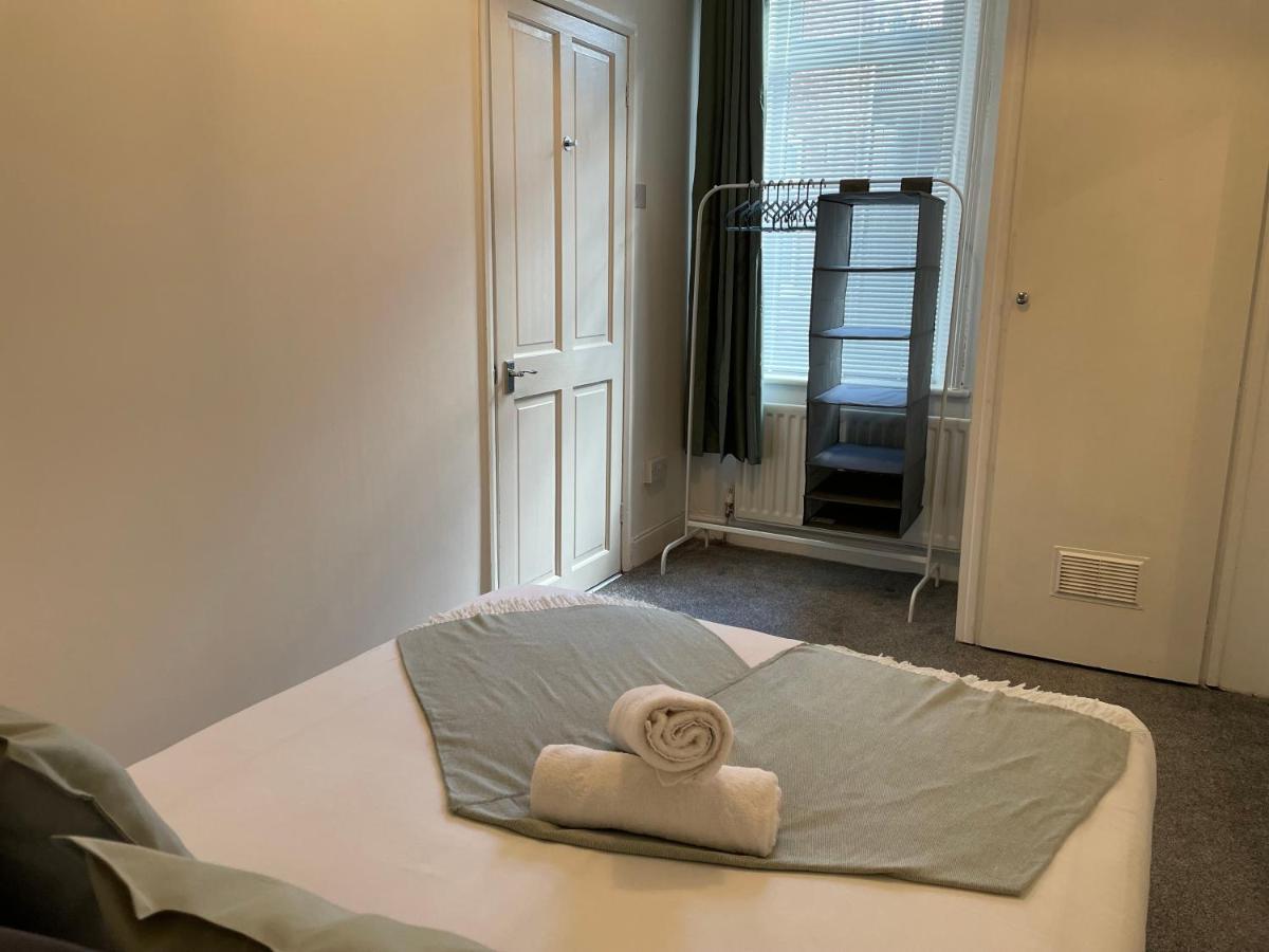 Kitchener - Wonderful 2-Bedroom Apt Sleeps 5 Free Parking Free Wifi Ґейтсгед Екстер'єр фото