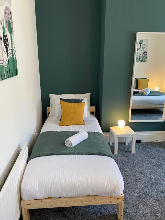 Kitchener - Wonderful 2-Bedroom Apt Sleeps 5 Free Parking Free Wifi Ґейтсгед Екстер'єр фото