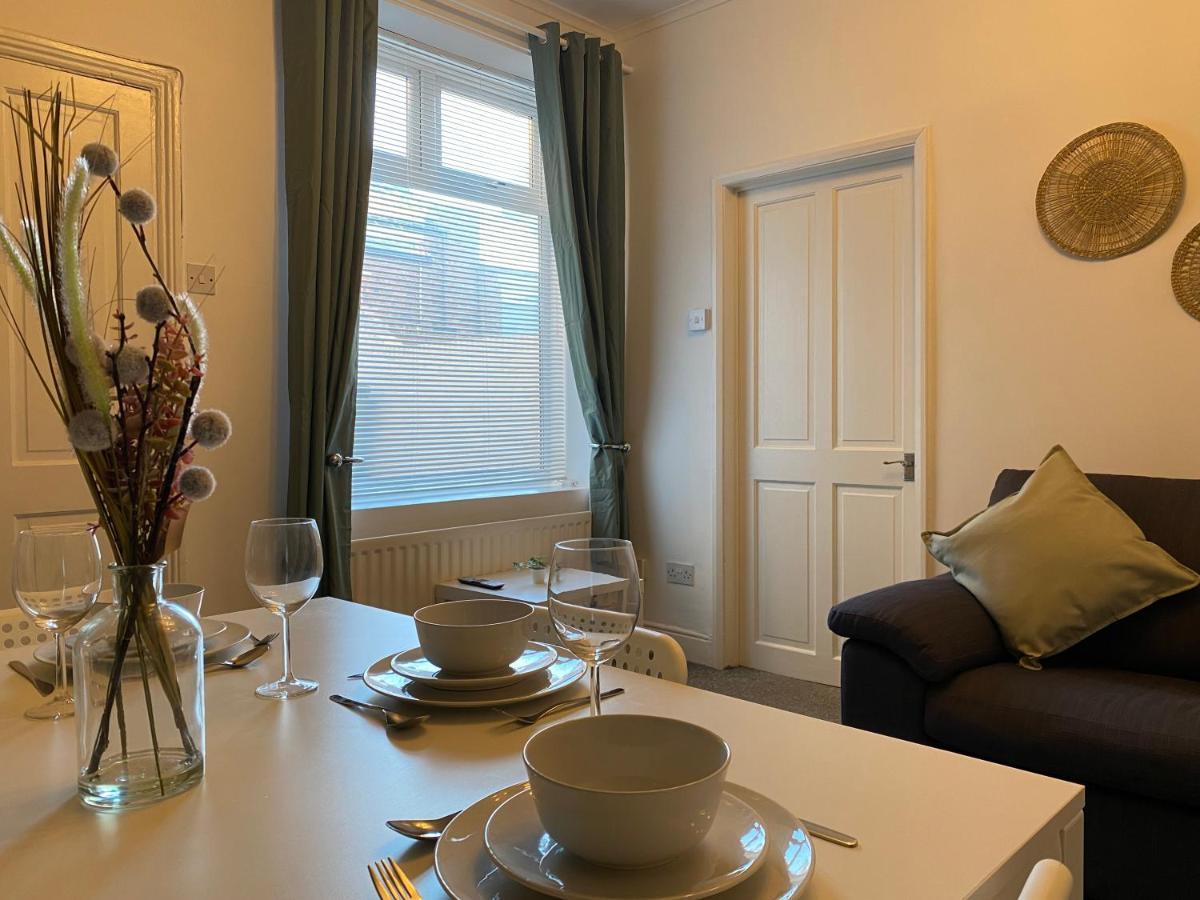 Kitchener - Wonderful 2-Bedroom Apt Sleeps 5 Free Parking Free Wifi Ґейтсгед Екстер'єр фото