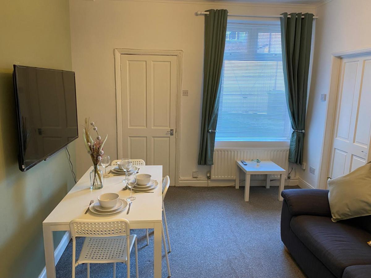 Kitchener - Wonderful 2-Bedroom Apt Sleeps 5 Free Parking Free Wifi Ґейтсгед Екстер'єр фото