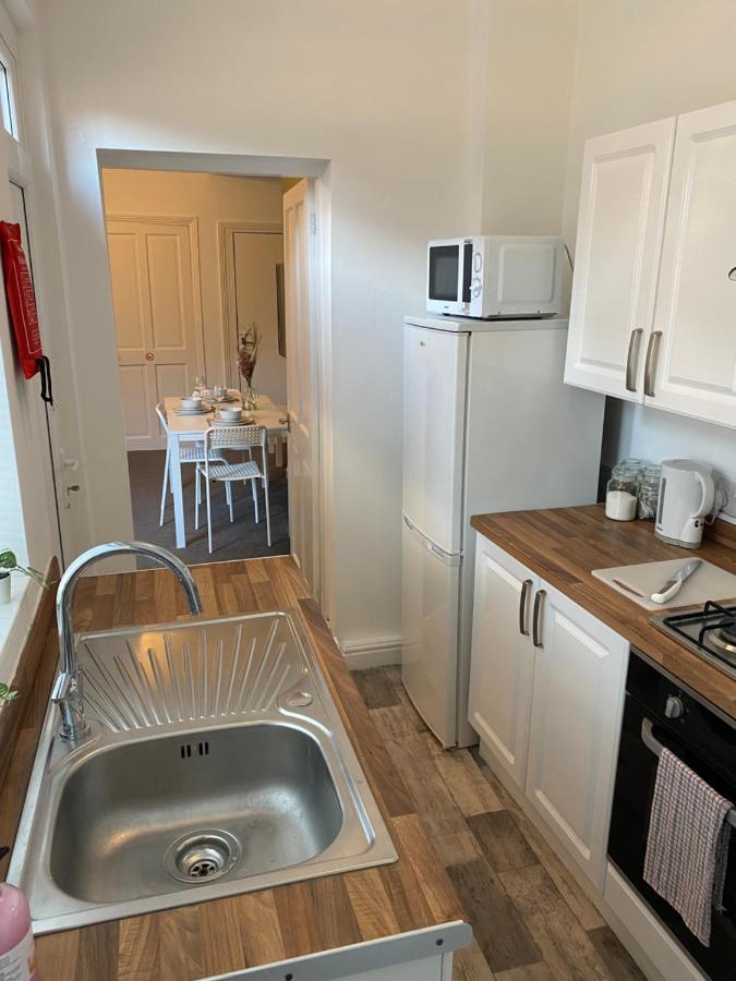 Kitchener - Wonderful 2-Bedroom Apt Sleeps 5 Free Parking Free Wifi Ґейтсгед Екстер'єр фото